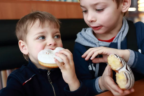 Rapazes a comer donuts — Fotografia de Stock