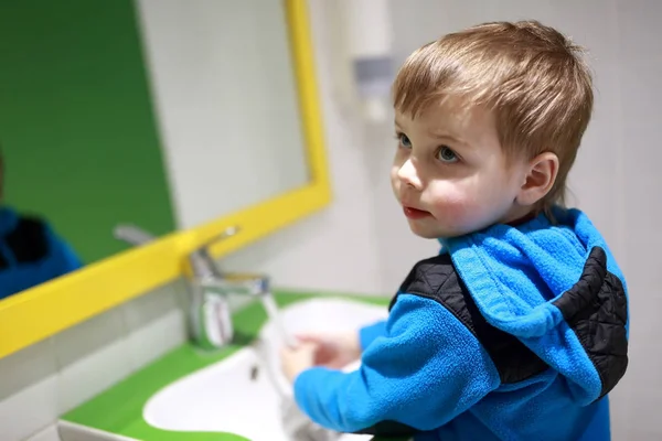 Kind zijn handen wassen — Stockfoto