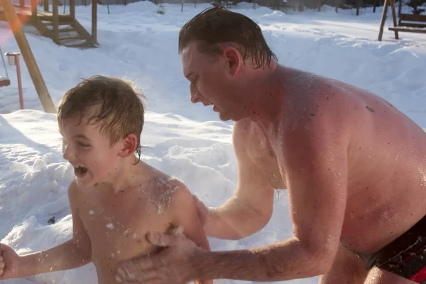 Ο πατέρας τρίβει τον γιο του με χιόνι — Φωτογραφία Αρχείου