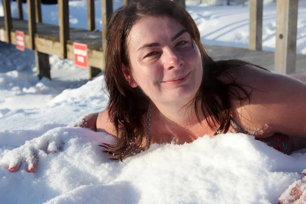 Donna che riposa nella neve — Foto Stock
