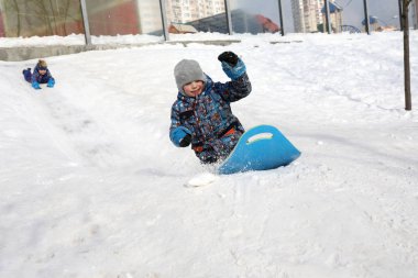 Aşağı kızakla çocuk