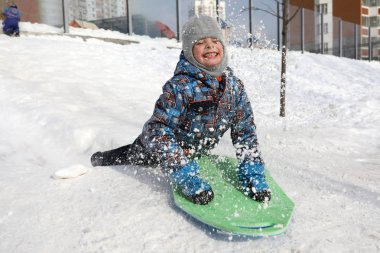 Aşağı kızakla çocuk