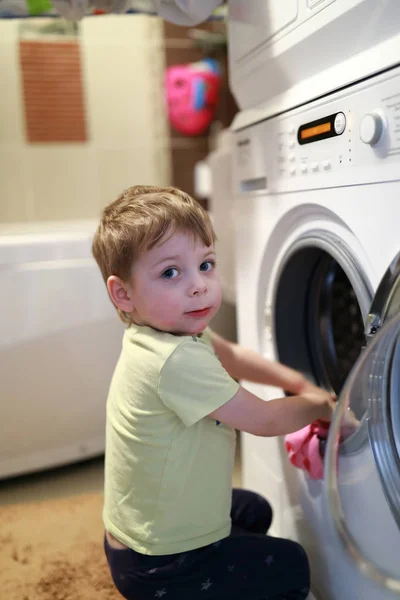 Niño usando lavadora — Foto de Stock