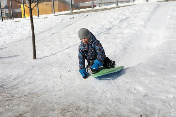 Preschooler έλκηθρο βόλτα — Φωτογραφία Αρχείου