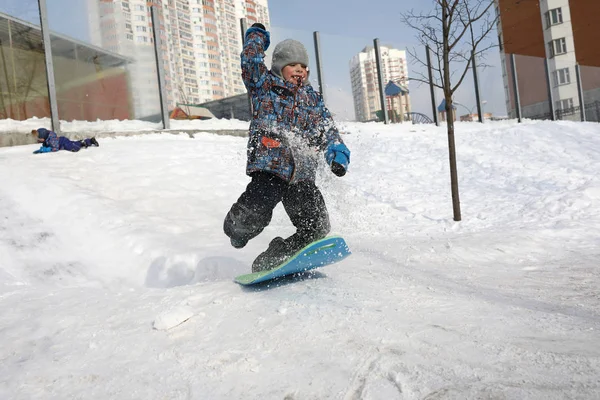 Enfant s'amusant sur luge — Photo