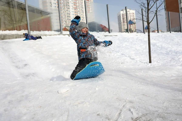 孩子雪橇下来 — 图库照片