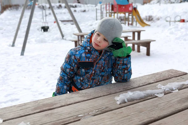 Criança no parque infantil de inverno — Fotografia de Stock