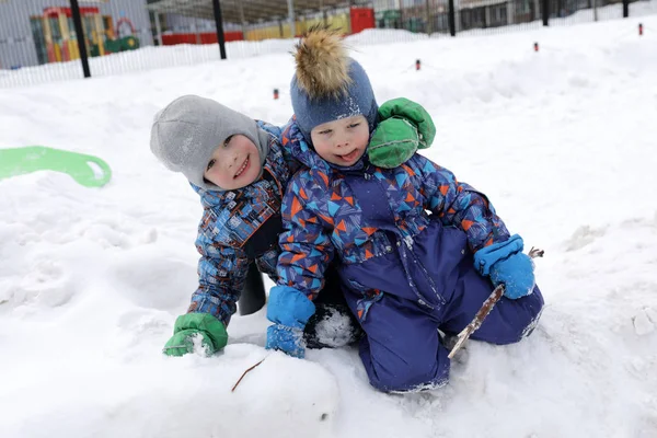 Dos hermanos en la nieve — Foto de Stock