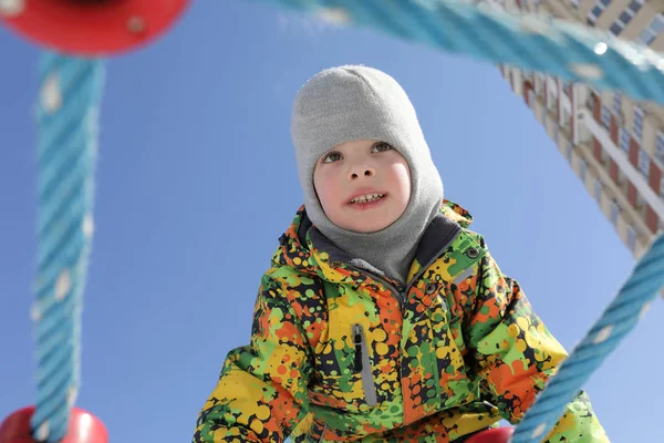 Niño en la red de escalada — Foto de Stock