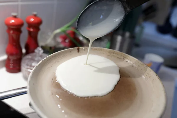 Cooking pancakes for breakfast — Stock Photo, Image