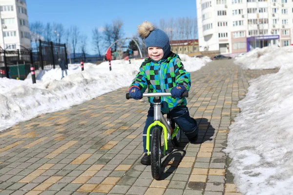 Bambino in sella alla balance bike — Foto Stock