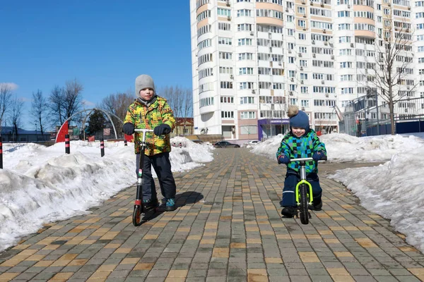 Два брата верхом на детской площадке — стоковое фото