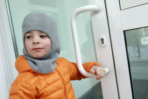 Boy opens door — Stock Photo, Image