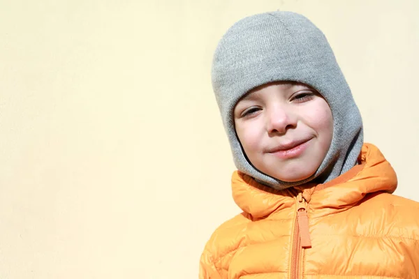 Kind auf gelbem Hintergrund — Stockfoto