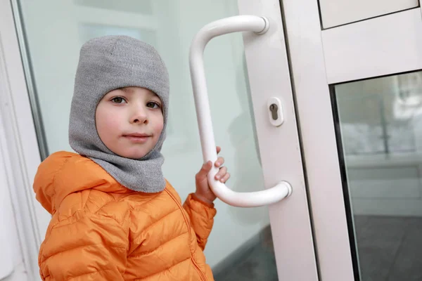 Child opens door — Stock Photo, Image