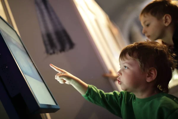 Chlapec při pohledu na monitor — Stock fotografie