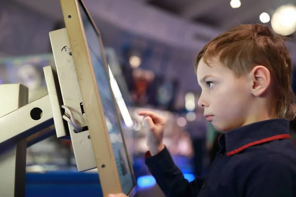Boy menggunakan layar sentuh — Stok Foto