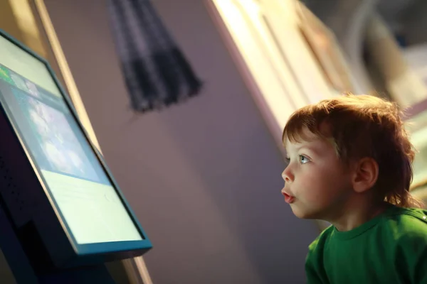 Ребёнок смотрит на монитор — стоковое фото