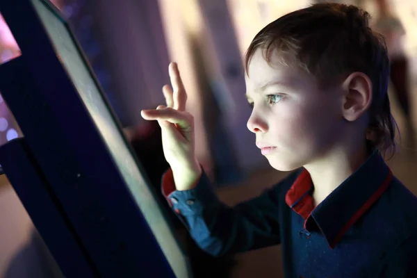 Criança brincando com tela sensível ao toque — Fotografia de Stock