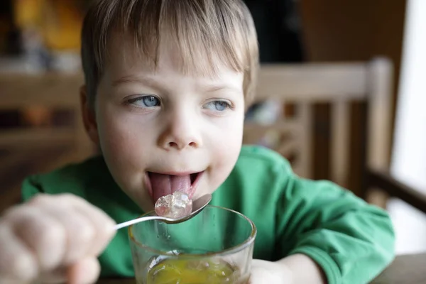 男孩吃冰 — 图库照片