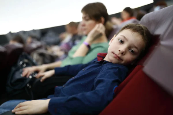 Menino no cinema cúpula — Fotografia de Stock