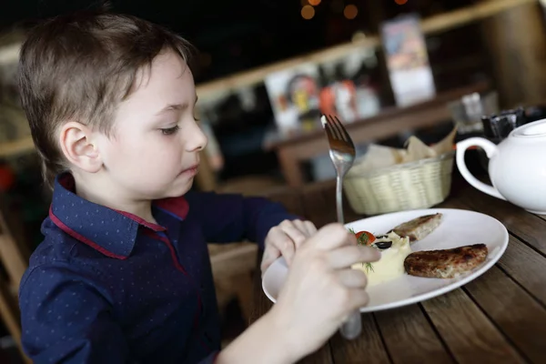 Niño comiendo puré de papas — Foto de Stock