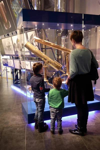 Family watching exposition — Stock Photo, Image