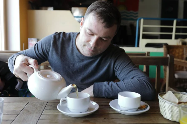 Man gieten groene thee — Stockfoto