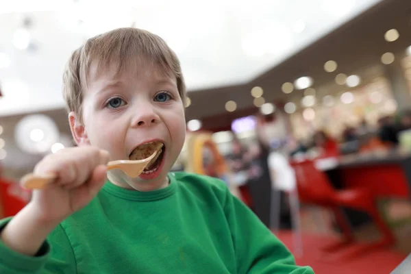 Criança comendo panquecas — Fotografia de Stock