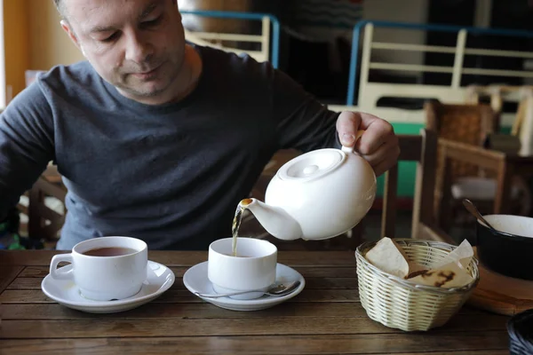 緑のお茶を注いだ人 — ストック写真