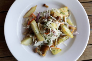 Tabak patates salatası ile