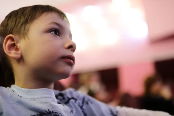 เด็กชายดูการแสดงละคร — ภาพถ่ายสต็อก