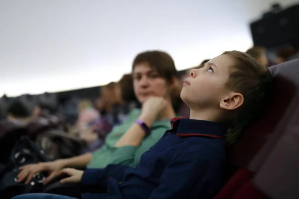 Niño en el cine de cúpula —  Fotos de Stock