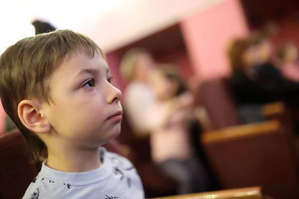 Bambino guardando spettacolo teatrale — Foto Stock