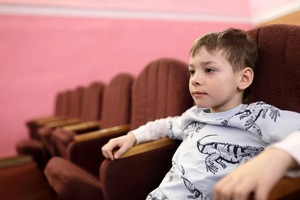 Niño en el teatro — Foto de Stock