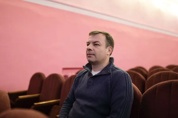 Hombre en el teatro — Foto de Stock