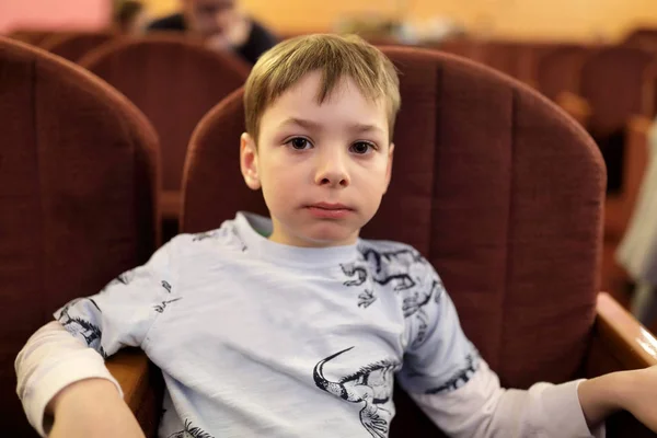 Preschooler watching theatrical performance — Stock Photo, Image