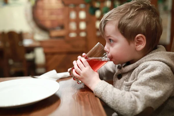 Малыш пьет сок. — стоковое фото