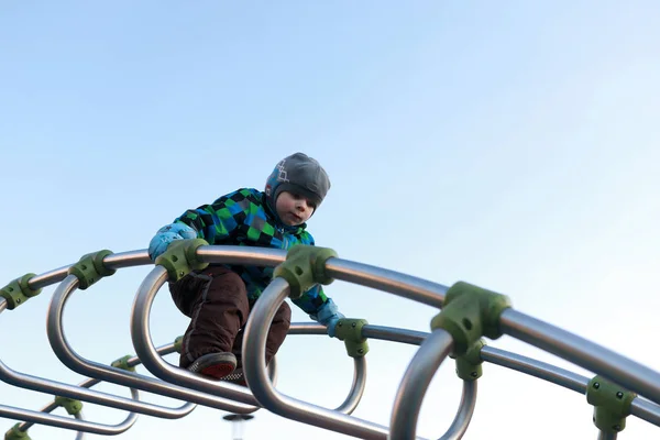 Kid lezení kovový most — Stock fotografie