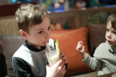 Milkshake içme çocuk