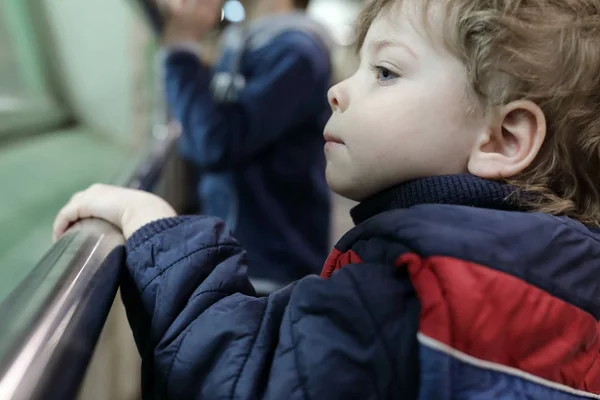 Zvědavý kluk v zoo — Stock fotografie