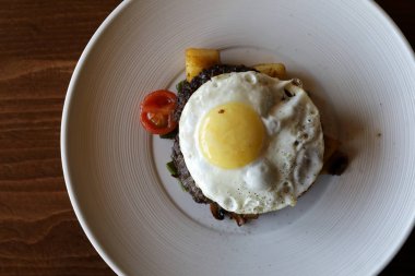 Yumurtalı biftek.