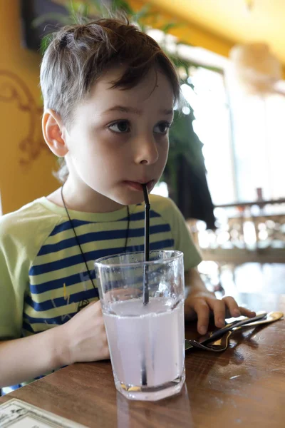 Kid drinking juice — Stock Photo, Image