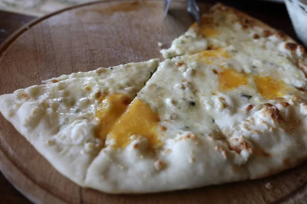 Stück Pizza vier Käse — Stockfoto