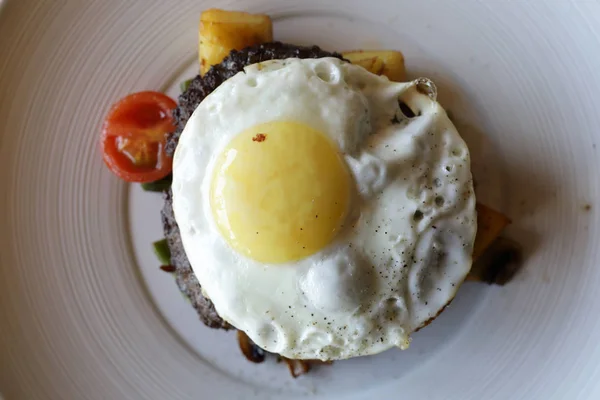 Тарелка со стейком и яйцом — стоковое фото