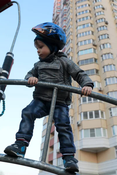 Boy překonává překážky — Stock fotografie