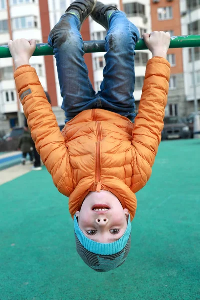 Chlapec na hrazdě — Stock fotografie