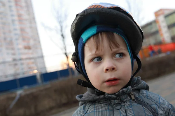 Kind met helm — Stockfoto
