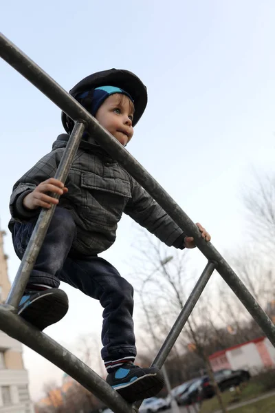 Anak mengatasi rintangan. — Stok Foto