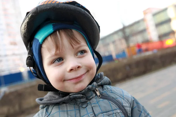 Niño con casco de choque —  Fotos de Stock